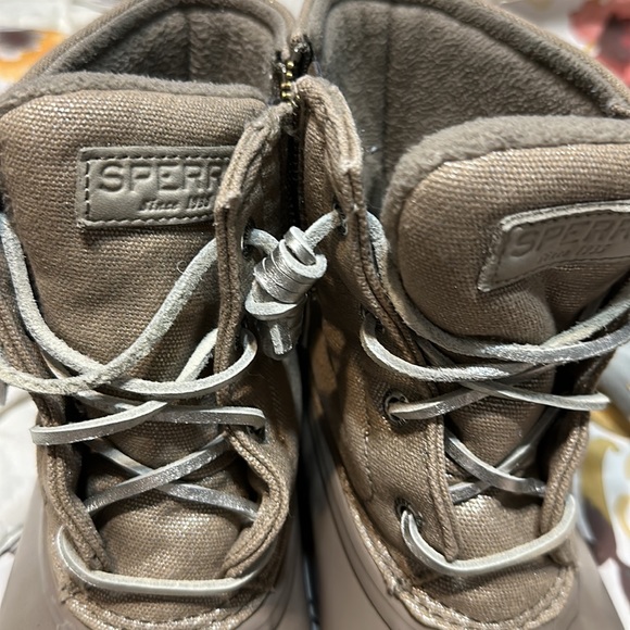 Sperrys preloved tan and gold in color size 9 1/2 - Picture 2 of 4